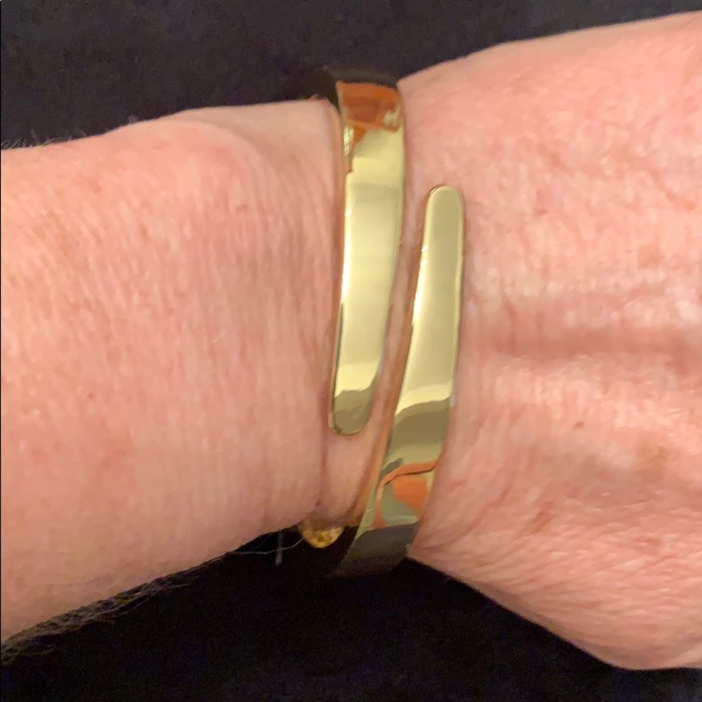 *NEW* Alfani overlap bracelet, gold tone
